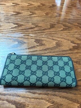 Authentic 💯 Gucci GG Canvas Zip Wallet in Green and Black